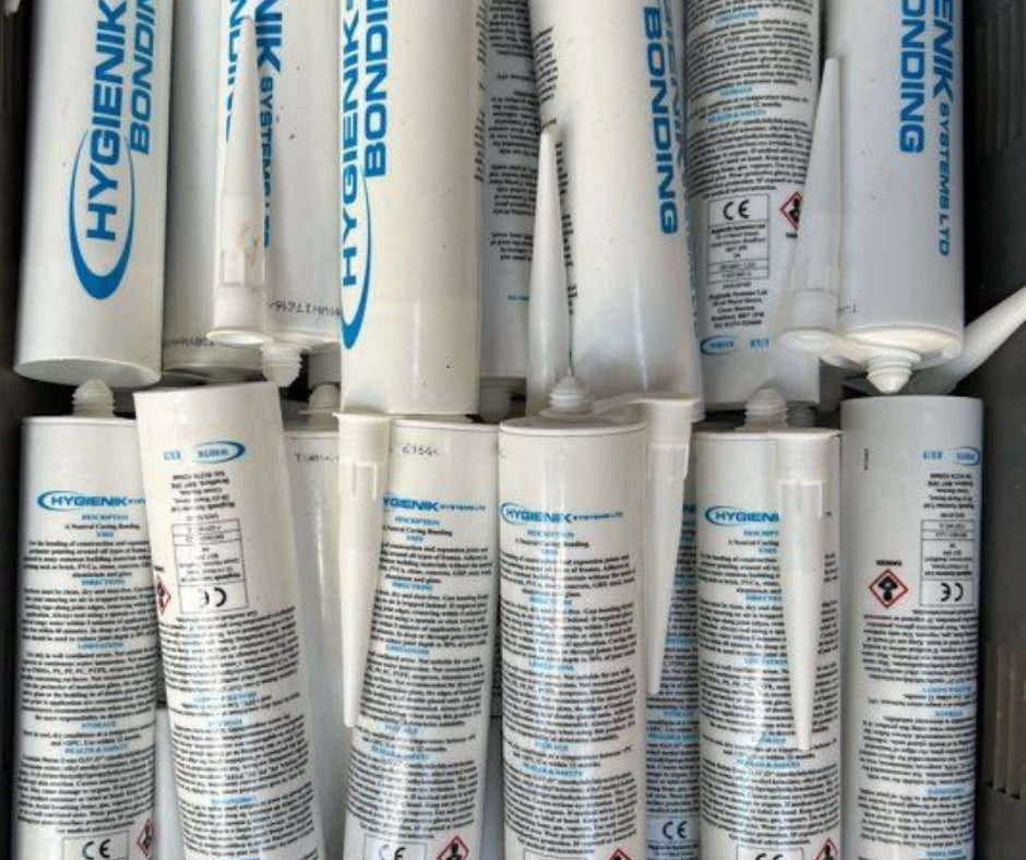 Adhésif polyvalent en format 330 ml, conçu pour des fixations solides et durables.
