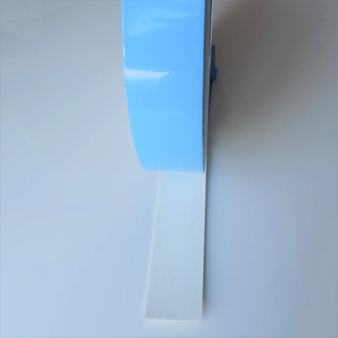 Ruban mousse de collage double, longueur 50 m, offrant une solution robuste et facile à utiliser.