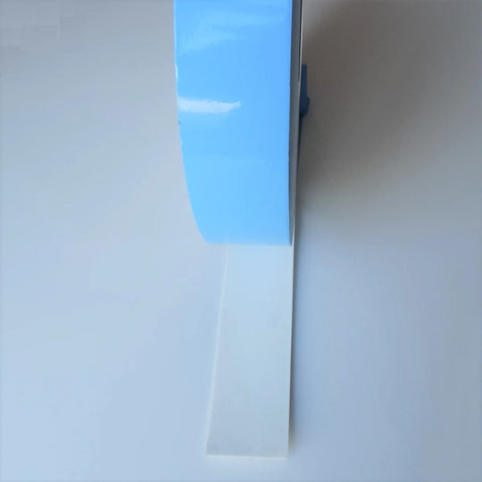 Ruban mousse de collage double, longueur 50 m, offrant une solution robuste et facile à utiliser.