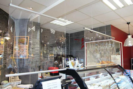 Panneau PVC transparent, format 3050 x 1220 mm, parfait pour des usages professionnels ou résidentiels.
