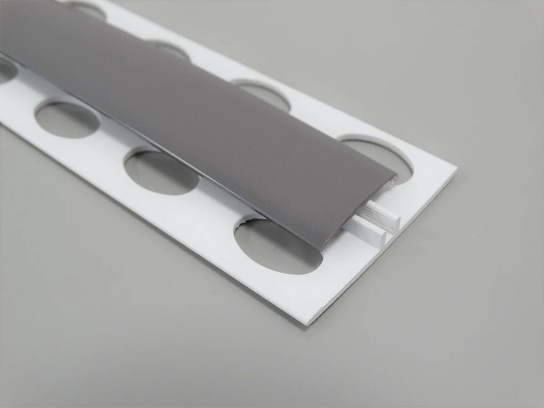 Profil de séparation H en PVC gris nuage, idéal pour des raccords modernes et discrets.