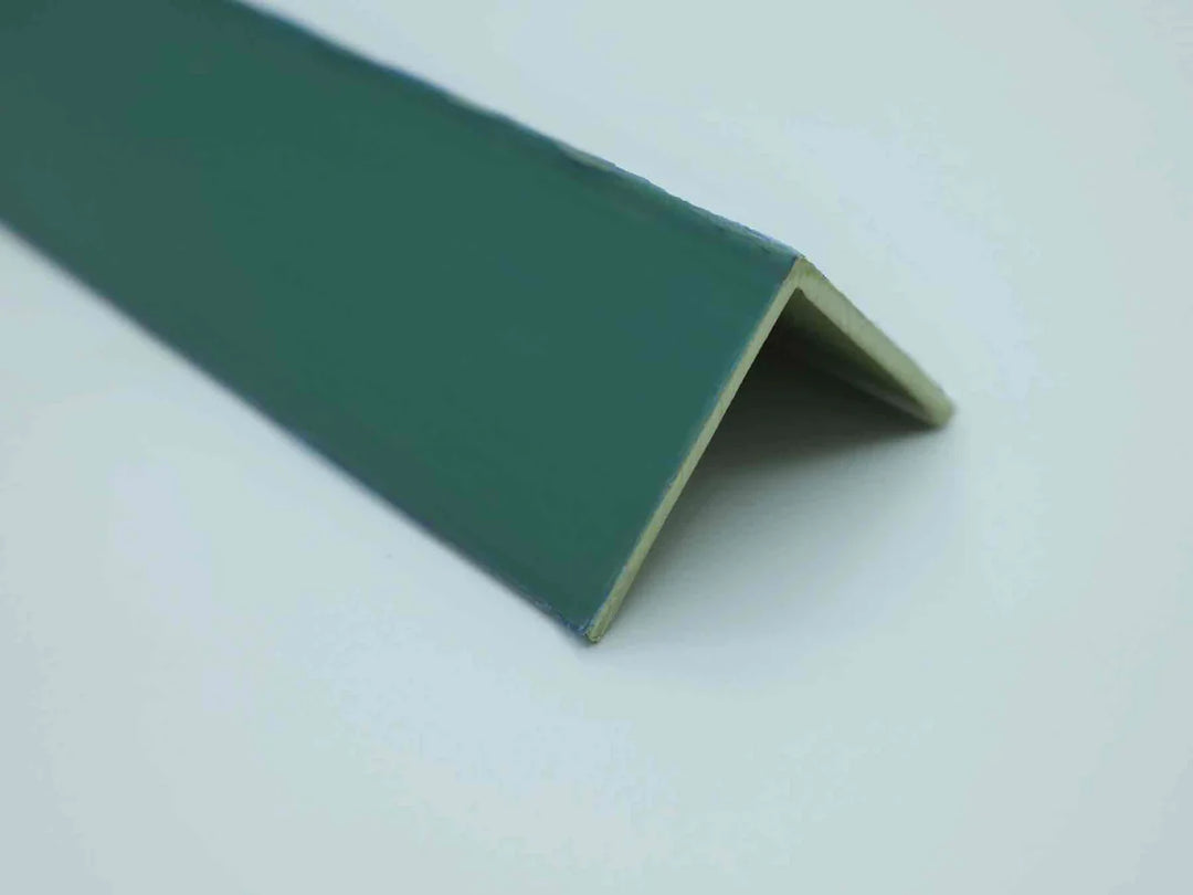 Élément de protection en PVC vert olive, 25 mm, conçu pour des angles soignés et résistants.