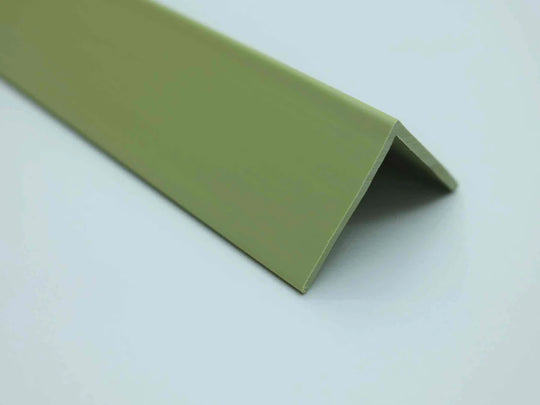 Profil d'angle en PVC vert olive, largeur 25 mm, idéal pour des finitions naturelles et élégantes.