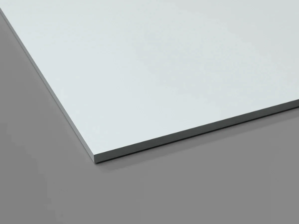 Plaque de revêtement mural hygiénique blanc porcelaine de 2,5 mm, résistante aux taches et facile à nettoyer, idéale pour les environnements nécessitant une hygiène optimale.