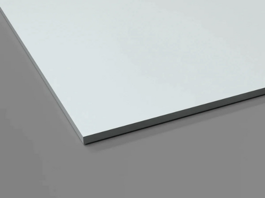 Plaque de revêtement mural hygiénique blanc porcelaine de 2,5 mm, résistante aux taches et facile à nettoyer, idéale pour les environnements nécessitant une hygiène optimale.