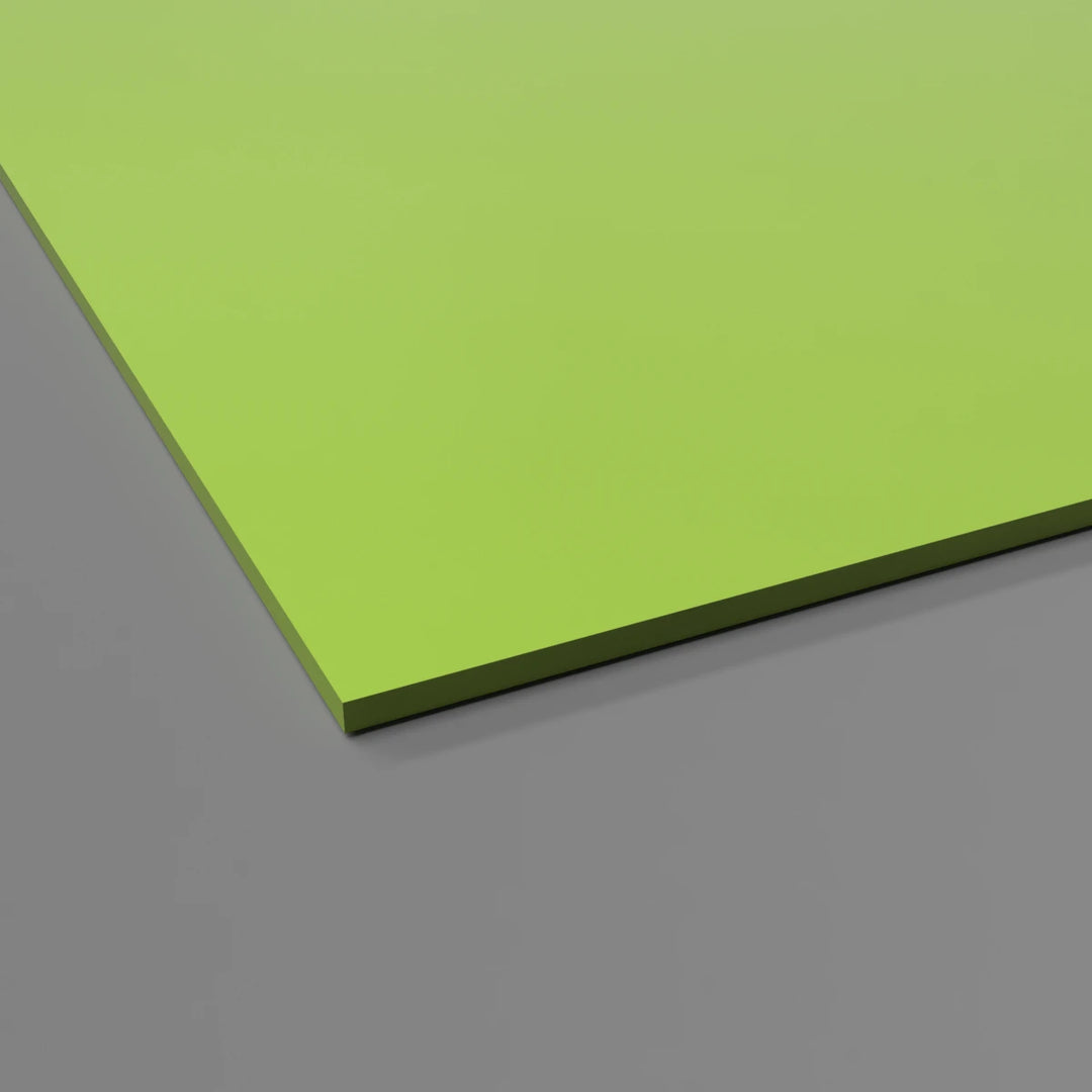Vue rapprochée des feuilles de revêtement mural en PVC vert pomme – Feuilles en PVC hygiénique de 2,5 mm avec finition satinée, offrant une alternative moderne et résistante pour le revêtement intérieur.
