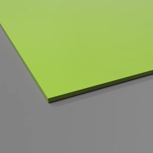 Vue rapprochée des feuilles de revêtement mural en PVC vert pomme – Feuilles en PVC hygiénique de 2,5 mm avec finition satinée, offrant une alternative moderne et résistante pour le revêtement intérieur.