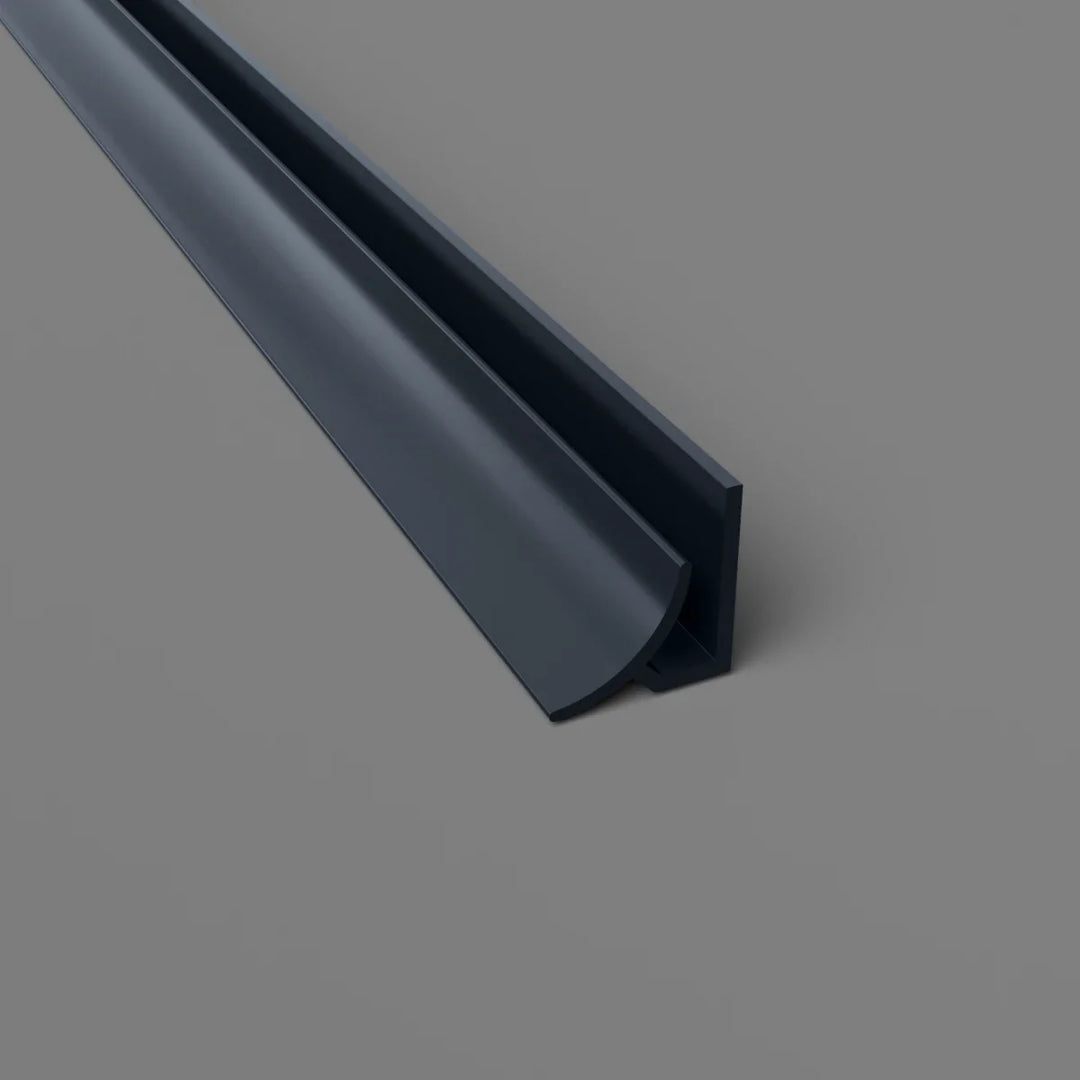 Profil de coin à rayon interne en PVC noir, idéal pour des angles arrondis et élégants.
