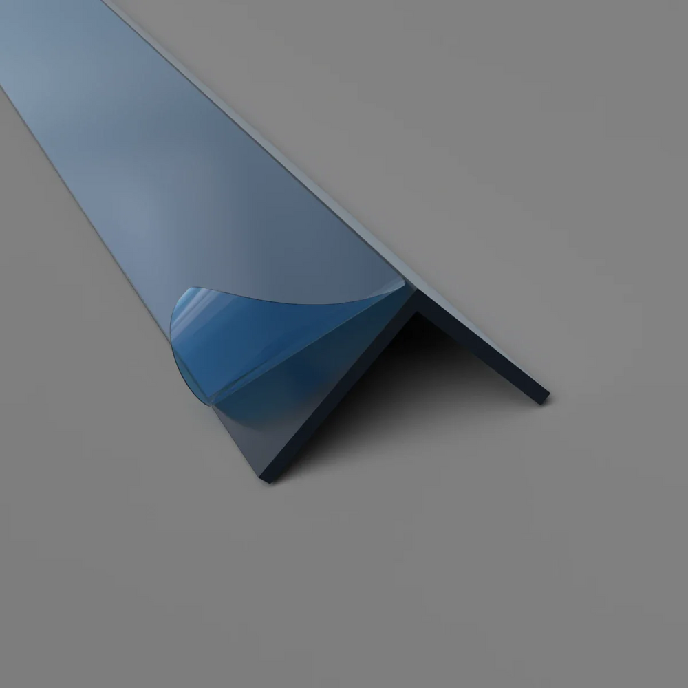 Élément de protection et de finition en PVC noir 25 mm, parfait pour angles intérieurs et extérieurs.