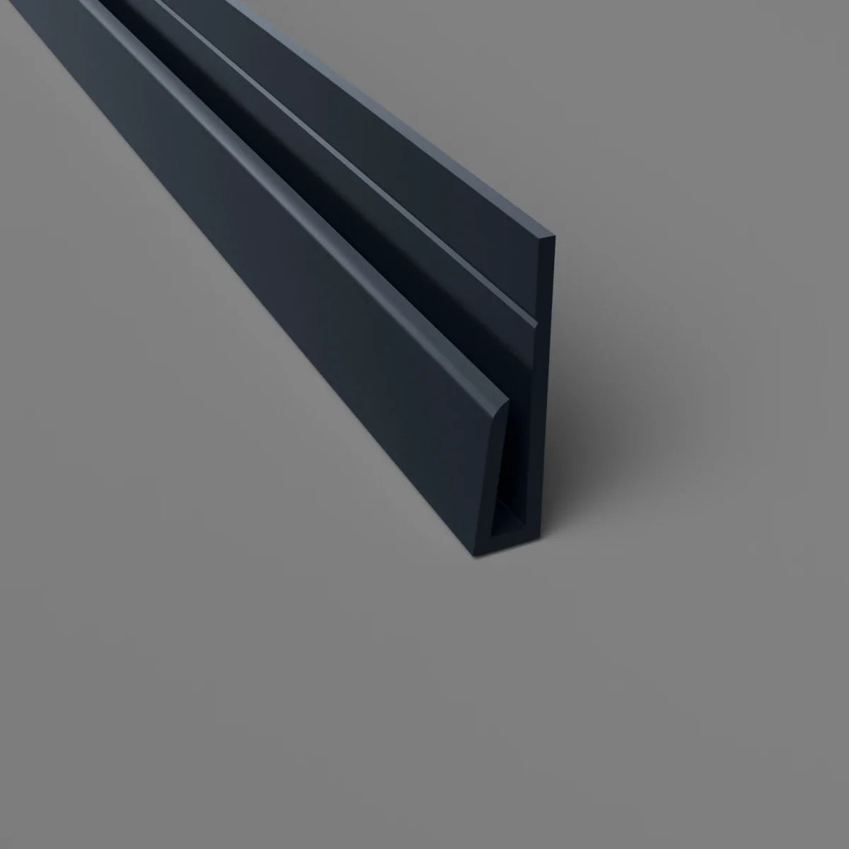 Profil de bord en PVC noir, idéal pour des finitions modernes et soignées.