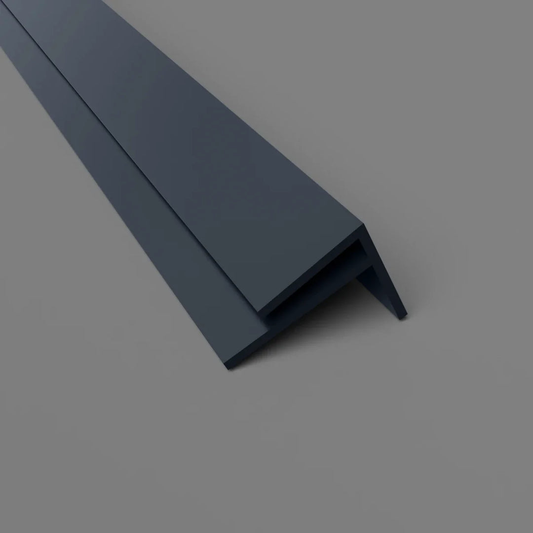 Profil d'angle extérieur en PVC noir, type F, idéal pour des finitions modernes et élégantes.