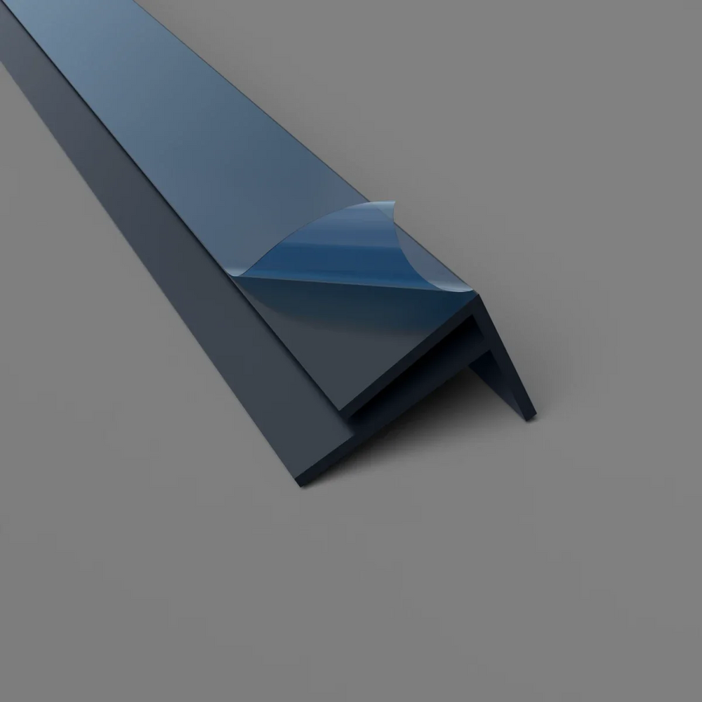 Élément de finition en PVC noir, forme F, conçu pour protéger et sublimer les angles extérieurs.