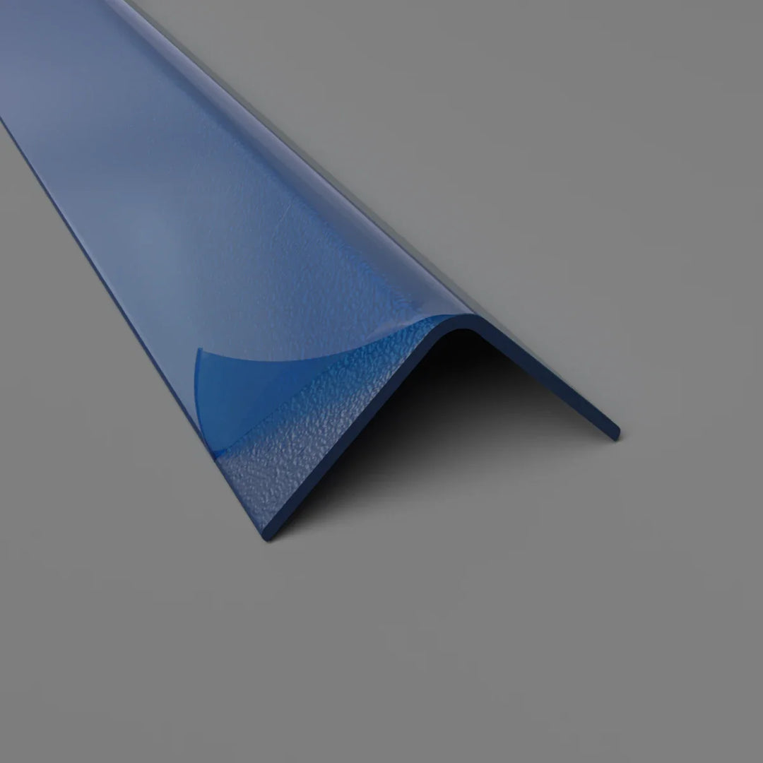 Angle de protection murale bleu minuit 50mm installé dans un environnement médical
