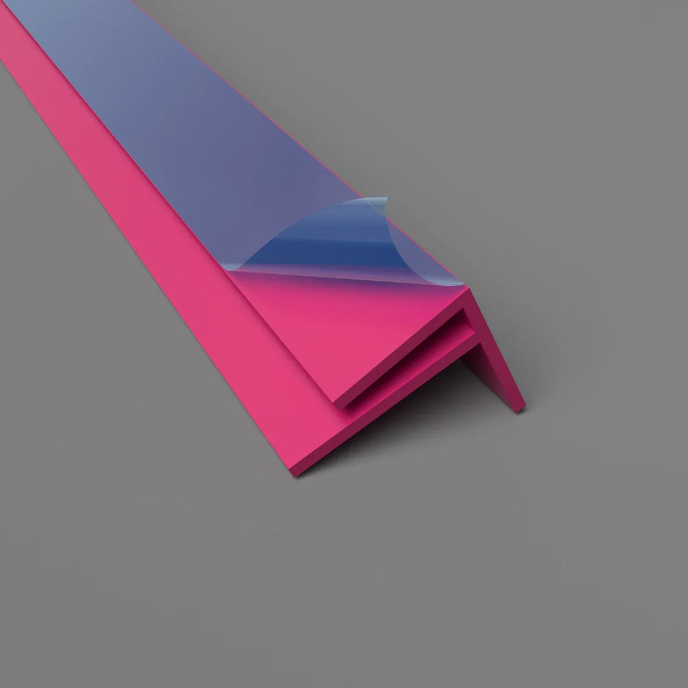 Profil extérieur F en PVC rose, offrant une protection durable tout en ajoutant une touche de couleur à vos aménagements extérieurs.