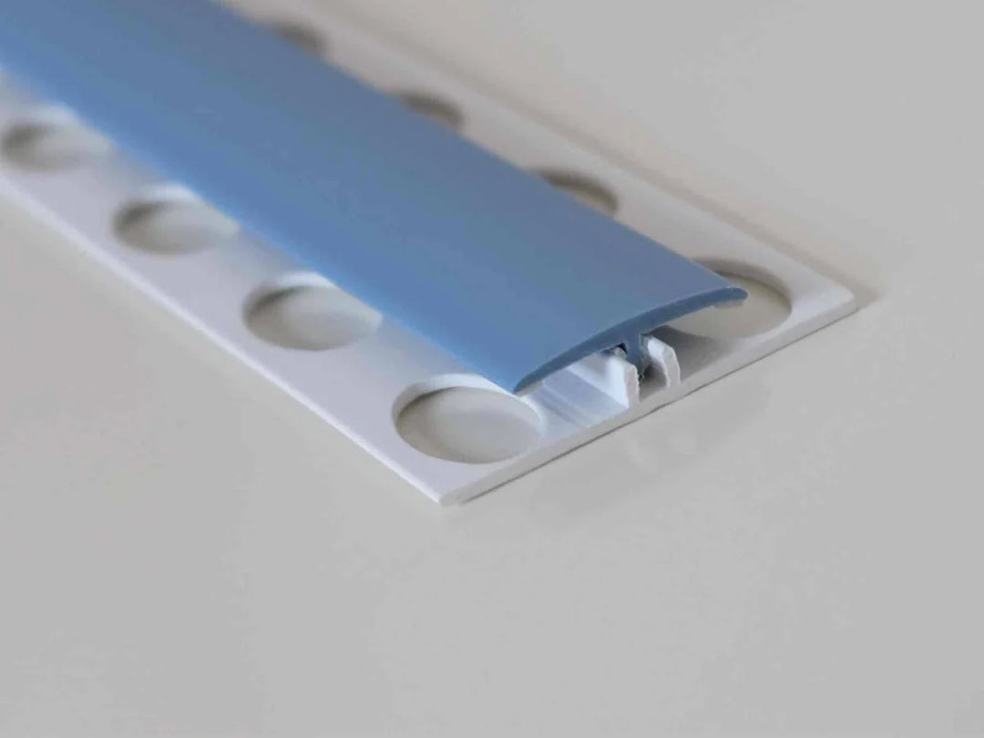 Profil de séparation H en PVC bleu silex, idéal pour des raccords élégants et modernes.