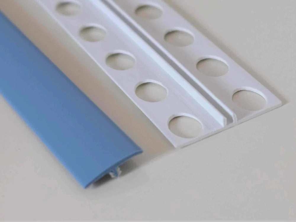 Élément de jonction en PVC bleu silex, type H, conçu pour des finitions sobres et raffinées.