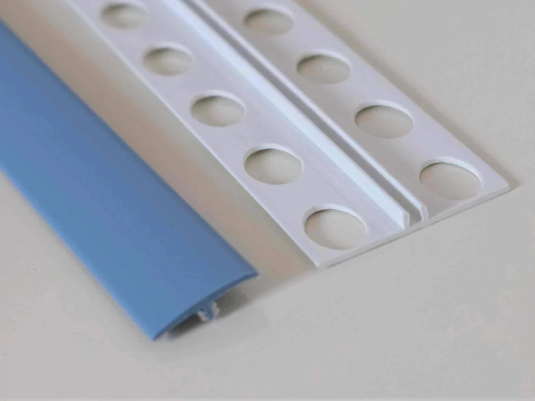 Élément de jonction en PVC bleu silex, type H, conçu pour des finitions sobres et raffinées.