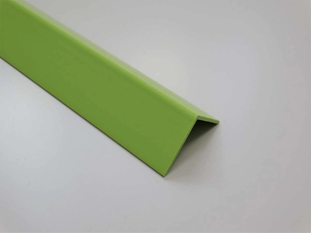 Profil d'angle en PVC vert, largeur 25 mm, idéal pour des finitions colorées et originales.