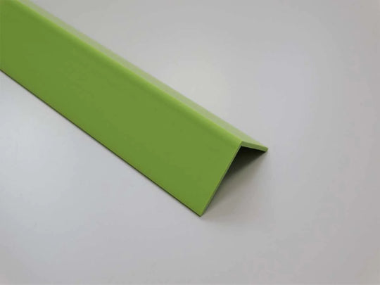 Profil d'angle en PVC vert, largeur 25 mm, idéal pour des finitions colorées et originales.