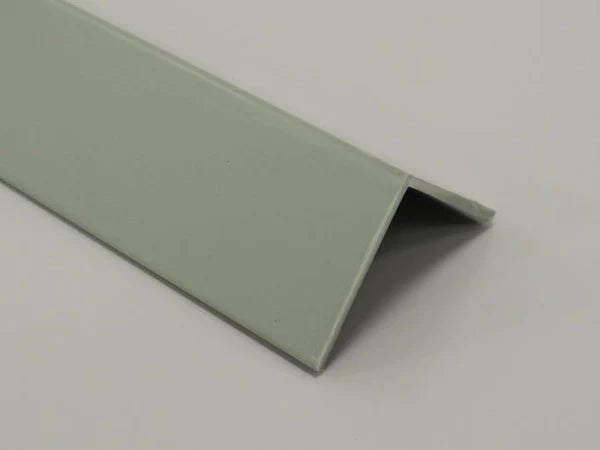 Profil d'angle en PVC vert avocat, largeur 25 mm, idéal pour des finitions audacieuses et élégantes.