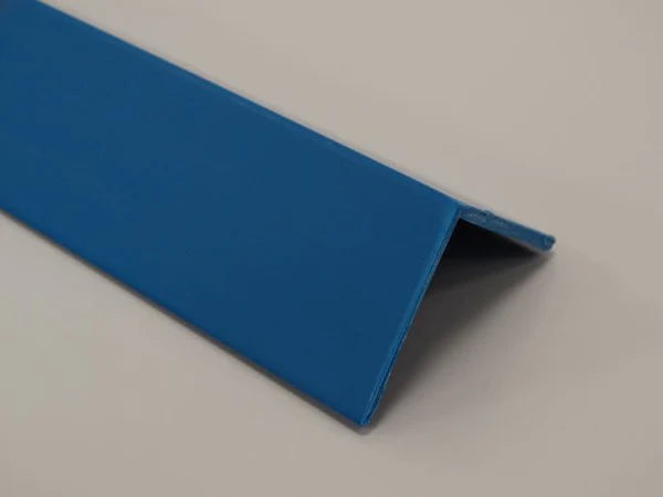 Profil d'angle en PVC bleu, largeur 25 mm, idéal pour des finitions modernes et apaisantes.