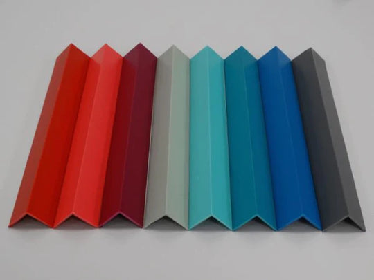 Élément de protection en PVC gris nuage, 25 mm, conçu pour des angles résistants avec une touche moderne.