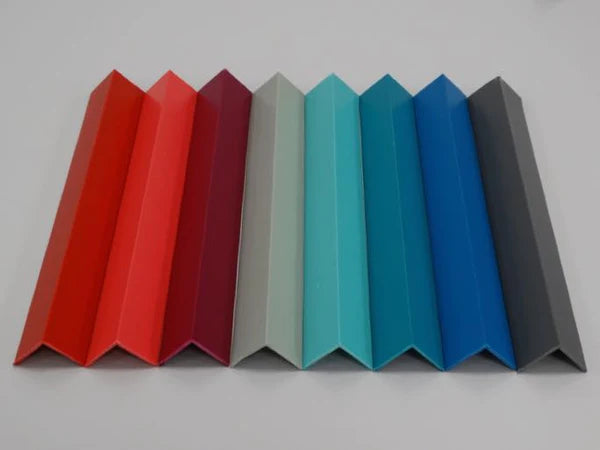 Élément de protection en PVC bleu, 25 mm, conçu pour des angles solides et esthétiques.