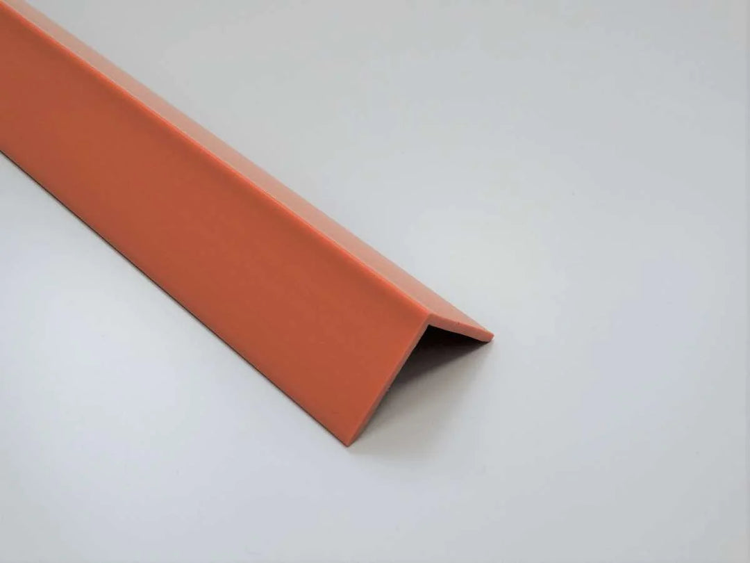 Profil d'angle en PVC orange, largeur 25 mm, idéal pour des finitions dynamiques et modernes.