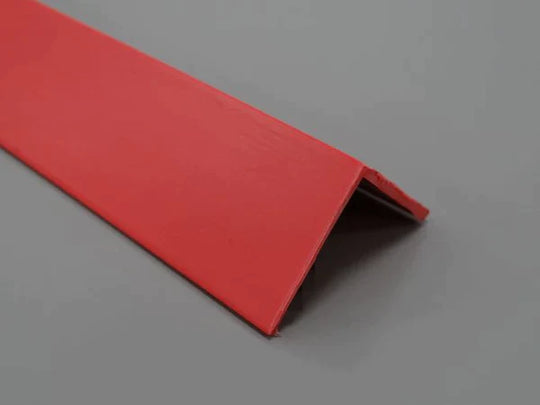 Élément de protection en PVC rouge, 25 mm, conçu pour des angles résistants et élégants.