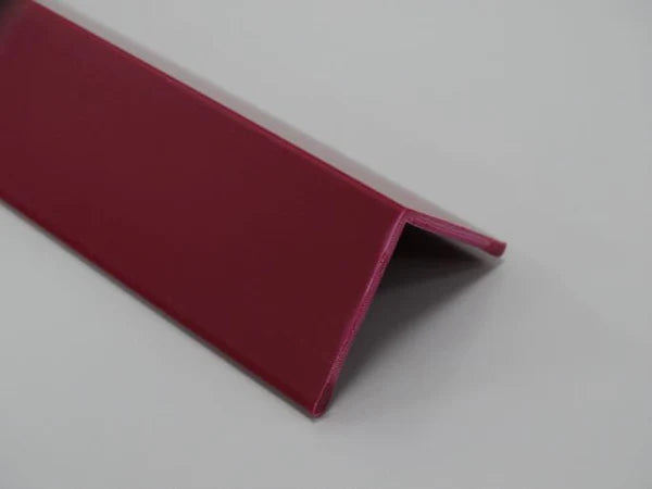 Élément de protection en PVC turquoise, 25 mm, conçu pour des angles résistants et colorés.