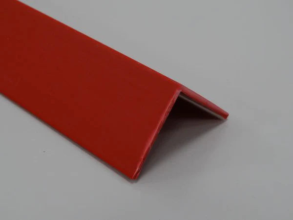Profil d'angle en PVC rouge, largeur 25 mm, idéal pour des finitions audacieuses et modernes.