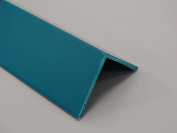 Profil d'angle en PVC sarcelle, largeur 25 mm, idéal pour des finitions modernes et élégantes.
