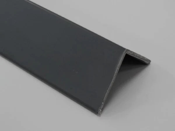 Profil d'angle en PVC gris titane, largeur 25 mm, idéal pour des finitions modernes et sophistiquées.
