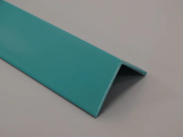 Profil d'angle en PVC turquoise, largeur 25 mm, idéal pour des finitions fraîches et modernes.