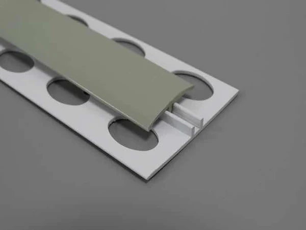 Profil de séparation H en PVC vert olive, idéal pour des raccords élégants et naturels.