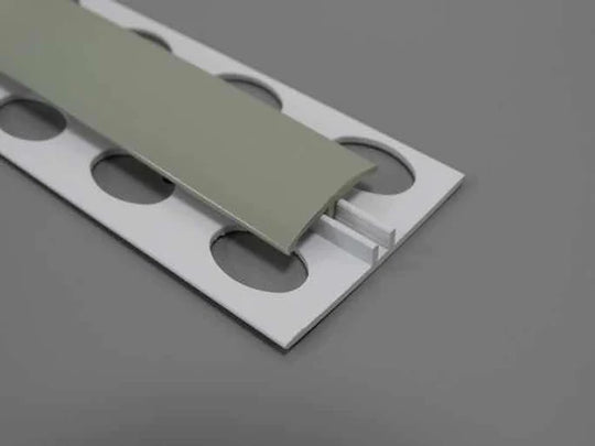 Profil de séparation H en PVC vert olive, idéal pour des raccords élégants et naturels.