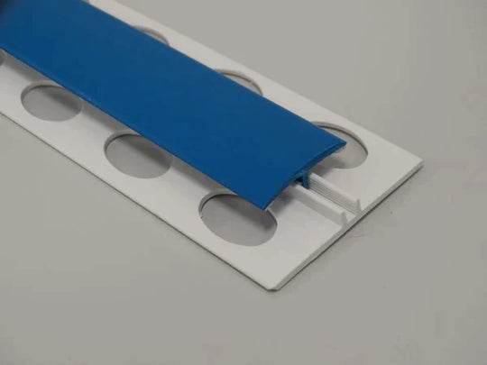 Profil H en PVC blanc porcelaine, parfait pour séparer vos surfaces avec une touche de pureté contemporaine.