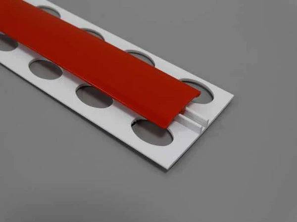 Profil de séparation H en PVC rouge, idéal pour des raccords robustes et audacieux.