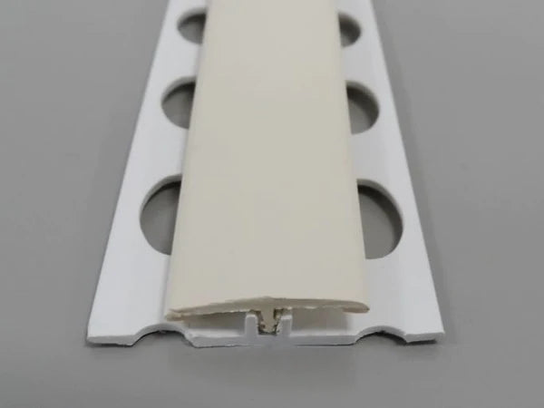 Profil de séparation en PVC ivoire, type H, idéal pour des raccords nets et durables.