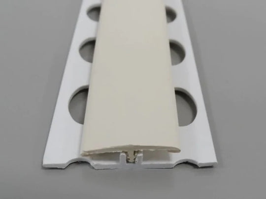 Profil de séparation en PVC ivoire, type H, idéal pour des raccords nets et durables.