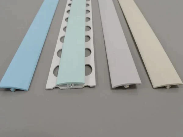 Élément de jonction en PVC ivoire, forme H, conçu pour des finitions soignées.
