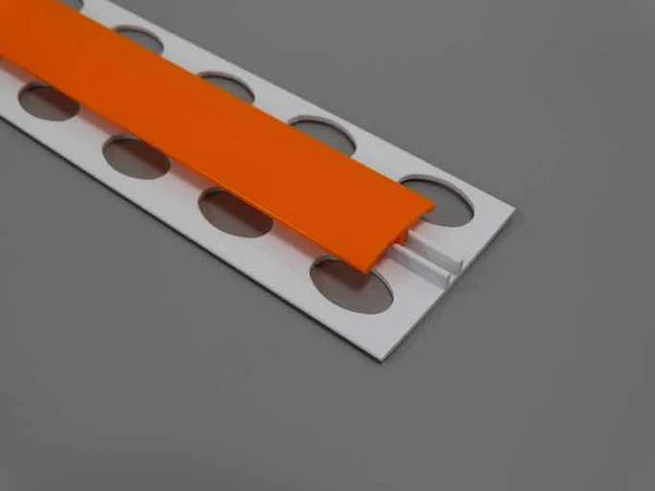 Profil de séparation H en PVC orange, idéal pour des raccords dynamiques et modernes.