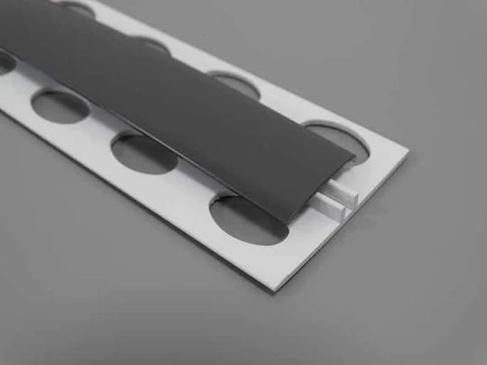 Profil de séparation H en PVC gris titane, idéal pour des raccords modernes et élégants.