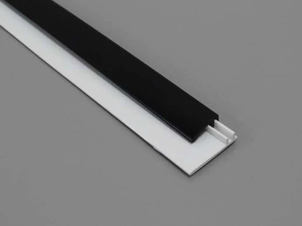 Profil de bord à clipser en deux parties, en PVC noir, idéal pour des finitions pratiques et modernes.