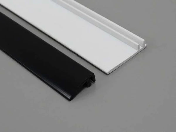 Élément de bordure en PVC noir, à clipser en 2 parties, conçu pour une installation facile et esthétique.