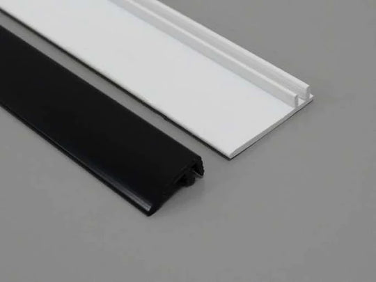 Élément de bordure en PVC noir, à clipser en 2 parties, conçu pour une installation facile et esthétique.