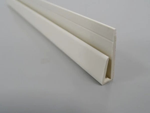 Profil de bord en PVC ivoire pastel, idéal pour des finitions discrètes et élégantes.