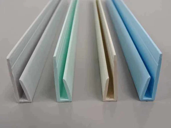 Élément de finition en PVC ivoire pastel, conçu pour protéger et embellir les bords.