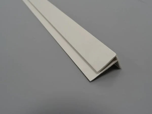 Profil d'angle extérieur en PVC ivoire, type F, pour des finitions précises et durables.
