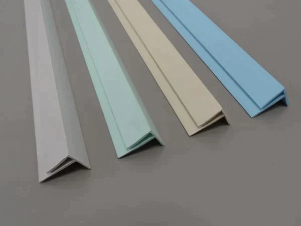 Élément de finition en PVC ivoire, forme F, idéal pour protéger et sublimer les angles extérieurs.